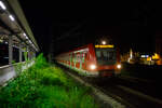 Zwei gekuppelte vierteilige ET 423 (423 540-4 und 423 051-2 „D´r Zoch kütt“) der S-Bahn Köln (betrieben durch die DB Regio NRW) erreichen, als S 19 von Düren nach