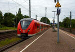 Zwei gekuppelte dreiteilige Alstom Coradia Continental mit modifizierten Kopf  Grinsekatzen   (vorne 1440 802-5 / 1441 802-4 / 1440 302-6, sowie ein weiterer) der S-Bahn Rhein-Ruhr (DB Regio) fahren am 26 Mai 2024, als S8 nach Hagen Hbf (Mönchengladbach – Neuss – Düsseldorf – Wuppertal – Hagen), in den Bahnhof Haan-Gruiten ein.

Der vorderer Triebzug (1440 302 ff) wurde 2014 von ALSTOM Transport Deutschland GmbH (vormals LHB) in Salzgitter-Watenstedt unter der Fabriknummer 1001567/003 A1, B bzw. A2 gebaut.

Die Elektrotriebwagen des Typs Coradia Continental gehören zur Fahrzeugfamilie modularer Nahverkehrstriebzüge aus dem Hause Alstom. Der Coradia Continental ist als drei-, vier-, fünf- oder sechsteiliger Triebwagen erhältlich. Es besteht die Möglichkeit mehrere Fahrzeuge zu einem Zugverband zusammenzukuppeln. Die Baureihe 1440 ist eine Weiterentwicklung der Baureihe 440. Die Fahrzeuge besitzen u.a. einen gegenüber der Baureihe 440 modifizierten Kopf zur Einhaltung der Crash Norm EN 15227. 

Version S-Bahn Rhein-Ruhr
Im April 2012 gaben die Deutsche Bahn und Alstom die Bestellung von 28 dreiteiligen Zügen für den Einsatz auf den Linien S5 und S8 der S-Bahn Rhein-Ruhr bekannt.  Die Triebzüge sind für eine Bahnsteighöhe von 760 mm ausgelegt. Zwar besitzen viele Bahnsteige an den Linien S5 und S8 derzeit eine Bahnsteighöhe von 960 Millimetern, jedoch ist langfristig der Umbau aller Bahnsteige auf eine Höhe von 760 Millimetern vorgesehen. Die Triebzüge verfügen über geräumige Mehrzweckabteile für Fahrgäste mit Rollstuhl, Rollator, Kinderwagen, Fahrrad oder schwerem Gepäck, diese sind im Fahrzeug verteilt.  Die Coradia Continental sind mit Toiletten ausgestattet, was bei S-Bahnen nicht der Normalfall ist. Zudem verfügen sie über Monitore bzw. Displays, über die die Fahrgäste Informationen zur Fahrt erhalten. Ausfahrbare Schiebetritte sorgen für eine spaltfreie Überbrückung zwischen Bahnsteig und Türeinstieg. Eine Einheit bietet 170 Sitz- und 173 Stehplätze. Die Betriebsaufnahme erfolgte zum Fahrplanwechsel im Dezember 2014.

TECHNISCE DATEN der dreiteiligen BR 1440.3 (Regionalbahn-ET):
Hersteller: Alstom Transport Deutschland GmbH, Salzgitter
Spurweite: 1.435 mm (Normalspur)
Achsfolge: Bo‘(Bo‘)(Bo‘)Bo‘ in Klammern Jakobs-Drehgestelle
Länge über Kupplung: 56.900 mm
Breite: 2.920 mm
Drehzapfenabstände: 15.500 / 16.400 / 15.500 mm
Achsabstand im Enddrehgestell: 2.400 mm
Achsabstand im Jakobs-Drehgestell: 2.700 mm
Raddurchmesser: 850 (neu) / 780 mm (abgenutzt)
Maximale Höhe (über SO): 4.280 mm
Eigengewicht: 116 t
Minimaler befahrbarer Gleisbogen Werkstatt/Betrieb: 100/150 m
Niederfluranteil: ca. 89 %
Sitzplätze: 154 (davon 12 in der 1. Klasse)
Stromsystem: 15 kV / 16,7 Hz
Höchstgeschwindigkeit: 160 km/h
Nennleistung: 2.000 kW
Anzahl Fahrmotoren: 8
Zugbeeinflussungs-System: LZB / PZB 90
Türen pro Fahrzeugseite: 4
