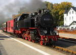 99 2321-0 mit MBB14625 von Kühlungsborn West nach Bad Doberan bei der Einfahrt in Bad Doberan.18.10.2024