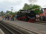 Gegen einen kleinen Geldbetrag bestand die Mglichkeit,beim Bahnhofsfest,auf dem Fhrerstand von 99 1784 in Putbus mitzufahren.Aufnahme vom 12.Mai 2013.