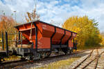 Der schmalspurige vierachsige Schüttgutwagen OOt 502, ex BEG 502, ex Bayer, von der meterspurigen Museumsbahn Alp-Bähnle Amstetten-Oppingen (gehört zu den Ulmer Eisenbahnfreunde e.V.)