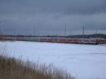 Und auch in die Gegenrichtung fast das gleiche Bild wieder Reihen abgestellter Wagen in Mukran.Aufgenommen am 18.Januar 2013.