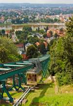 Dresden 27.08.2013: Blick von der Bergstation (Oberloschwitz) auf die Loschwitzer Schwebebahn, die lteste Bergschwebebahn der Welt. 
Der Wagen 2 erreicht nun bald die Bergstation.

Die Schwebebahn Dresden ist eine Hngebahn in Dresden, welche die Stadtteile Loschwitz und Oberloschwitz verbindet. Die Bahn wird von den Dresdner Verkehrsbetrieben betrieben, ist 274 Meter lang und berwindet einen Hhenunterschied von etwa 84 Metern. Die Schwebebahn Dresden wird als Einschienenbahn beziehungsweise Einschienenhngebahn definiert.