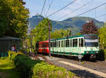 
Zwei gekuppelte Gelenktriebwagen SWB 9351 und SWB 7463 der Stadtwerke Bonn Verkehrs GmbH erreichen als Stadtbahnlinie 66 am 30.04.2019 die Endstation Bad Honnef.

Beide Fahrzeuge sind DUEWAG B-Wagen, das Führungsfahrzeug (Tw 9351) ein 1993 gebauter B 100 C und das zweite (Tw 7463) ein 1974 gebauter B 80 C, ex Typ B100S (2014 modernisiert).