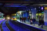   Der U-Bahnhof Essen Hauptbahnhof mit seinem blauem Licht am 08.02.2016, hier Gleis 3 und 4.