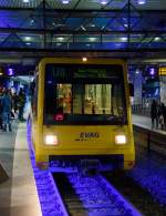 
Früher fuhren sie in London....
Der P89-Wagen 5228 der Essener Verkehrs-AG erreicht am 08.02.2016 den U-Bahnhof Essen Hauptbahnhof. 

Es ist ein ehemaliger Docklands-Wagen der Baureihe P89 von der Londoner Docklands Light Railway (DLR). British Rail Engineering Ltd. baute 1989 zehn Wagen für die DLR. Da mit der Eröffnung der Strecke nach Beckton die Strecken der DLR abschnittsweise auf ein anderes Linienzugbeeinflussungssystem (Alcatel SELTRAC) umgestellt wurden und die Baureihe P89 nicht mit den nachfolgenden Baureihen kuppelbar war, wurden diese Fahrzeuge Mitte der 1990er Jahre, wie die P86-Wagen nach Essen verkauft und dort nach Umbauten zwischen 1999 und 2004 in den Fahrgastbetrieb übernommen. Dabei mussten u. a. Führerstandskabinen und Dachstromabnehmer nachträglich eingebaut werden, da diese Wagen in London im automatischen Fahrbetrieb und mit Stromabnahme über eine seitliche Stromschiene liefen, während im Essener U-Bahn-System die Stromabnahme über die Oberleitung erfolgt. Außerdem erfolgten Umbauten im Antriebssteuerungs- und Bremssystem (Einbau von Schienenbremsen).