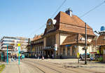 
Das Empfangsgebäude vom Bahnhof Frankfurt (Main) Süd am 07.04.2018. Davor die Straßenbahn Haltestelle. 

Der Bahnhof Frankfurt (Main) Süd (auch Frankfurter Südbahnhof genannt) ist einer von vier Fernbahnhöfen in Frankfurt am Main. Im Gegensatz zum Hauptbahnhof ist er kein Kopfbahnhof, sondern ein Durchgangsbahnhof und zählt neun Gleise an fünf Bahnsteigen. Er ist Halt für Züge des Schienenpersonenverkehrs (Fern- und Nahverkehr) sowie des öffentlichen Personennahverkehrs (U-Bahn, Straßenbahn und Bus).

Der heutige Südbahnhof wurde am 15. November 1873 unter der Bezeichnung Bebraer Bahnhof eröffnet. Die bis 1866 kurfürstlich-hessische, dann preußische Staatsbahn von Bebra in Nordhessen über Fulda und Hanau nach Frankfurt, die Bebraer Bahn, nahm an diesem Tage ihre neue südmainische Strecke zwischen Hanau und Frankfurt in Betrieb, wodurch Sachsenhausen und Offenbach direkten Anschluss an diese Strecke erhielten. Sie ist bis heute die wichtigste Schienenverbindung zwischen Frankfurt einerseits und Leipzig, Berlin, Hannover, Bremen und Hamburg andererseits

1914 wurde das bis heute erhaltene Empfangsgebäude eröffnet. In seinen reduzierten Jugendstilformen ähnelt es etwas dem im gleichen Jahr eröffneten Bahnhof Frankfurt-Höchst. Als der unterirdische U-Bahn-Anschluss gebaut wurde (abgeschlossen 1984), wurde fast das gesamte Empfangsgebäude abgetragen und nach Ende der Tunnelarbeiten wiedererrichtet. Es beherbergt seitdem auch ein Bürgerhaus und Kulturzentrum. Die ursprünglich vorhandene eiserne Bahnsteighalle wurde Anfang der 1960er Jahre abgerissen.