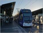 Die Freiburger Strassenbahn CAF Urbos 100 N° 304 bei der Haltestelle beim Bahnhof auf dem Weg nach Haid. 

29. Nov. 2016