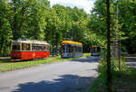 Historisch und Moderne....
Der historischer zweiachsige Leipziger Straenbahn Triebwagen LVB TW 1601, ex 1301 (1972 bis 1990), ein VVB LOWA Werdau ET 50, steht am 11.06.2022, als Sonder-Linie 27 nach Leutzsch, bei der Wendeschleife Naunhofer Strae, nahe dem Vlkerschlachtendenkmal. Dahinter kommt gerade der LVB 1042, ein vierteiliger Solaris Tramino Leipzig (Solaris NGT10-XL, LVB Typ 39), als Linie 2 nach Grnau-Sd, durch die Wendeschleife.

Der ET 50 Triebwagen 1601 wurde 1951 vom VVB LOWA in Werdau (Vereinigung Volkseigener Betriebe des Lokomotiv- und Waggonbaus der DDR) gebaut und war bis 1972 im Liniendienst im Einsatz. 

Unter der Typenbezeichnung ET/EB 50 stellte die VVB LOWA im Werk Werdau eine Serie von Trieb- und Beiwagen her, die an mehrere Straenbahnbetriebe der Deutschen Demokratischen Republik geliefert wurden. 1954 bernahm der VEB Waggonbau Gotha die Produktion der Wagen und fhrte die Fertigung unter der Typenbezeichnung ET/EB 54 bis 1956 fort. Die Fahrzeuge stellten den ersten Straenbahn-Einheitstypen der DDR dar und gelten als Vorlufer der ab 1957 konstruierten Gothawagen. Von den zweiachsigen Fahrzeugen wurden insgesamt 249 Trieb- sowie 438 Beiwagen hergestellt. Die Auslieferung erfolgte an fast alle Betriebe der DDR. Weitere Fahrzeuge wurden darber hinaus in die Volksrepublik Polen und die Sowjetunion exportiert.

Offiziell wurden die Fahrzeuge als ET 50 und EB 50 beziehungsweise ET 54 und EB 54 (Einheits-Triebwagen/Beiwagen Baujahr 1950). Diese Bezeichnung verwendeten auch die meisten Betriebe. In Leipzig wurden die Werdauer Triebwagen als Typ 30, die Gothaer als Typ 30a und die Beiwagen als Typ 62 bezeichnet. In Berlin liefen die Wagen gem dem BVG-Typenschlssel als B 50 und B 51. Letztere wurden bereits vom Werk Gotha produziert und entsprachen im Aufbau den EB 54. Die Warschauer EB 50-Beiwagen waren als Typ P18 im Einsatz.

Da sich beide Fahrzeugtypen nur geringfgig voneinander unterscheiden, ist auch hufig die gemeinsame Bezeichnung LOWA-Wagen zu finden.

Technische Beschreibung:
Laufgestell
Die Triebwagen verfgen ber ein Laufgestell, dessen Rahmen aus verschweiten Doppel-T-Trgern besteht. Die bei allen Spurweiten auengelagerten Radstze werden in Achshaltern gefhrt, die Tragfedern sind unter den Achslagern angeordnet. Beide Radstze werden von Fahrmotoren in Tatzlageranordnung angetrieben. Im Laufgestell sind auerdem die Einrichtungen fr die mechanische und die Magnetschienenbremsen eingebaut. Der Wagenkasten sttzt sich auf dem Laufgestell ber Gummifederelemente ab, das Laufgestell seinerseits ber Blatt- und zustzliche Gummifedern auf den in Rollenlagern gelagerten Radstzen. Bei den regelspurigen Fahrzeugen wirkt die Handbremse auf eine auf der Achswelle befestigte Bremsscheibe, die schmalspurigen Fahrzeugen sind hingegen klotzgebremst. Die Beiwagen verfgen ber kein separates Laufgestell. Achsaufhngungen und Bremsen sind direkt am Bodenrahmen befestigt. Als Bremse dienen hier ein Solenoid sowie Handbremsen, die ber Bremsscheiben auf die Achsen wirken.

Wagenkasten
Mit Ausnahme der Leipziger Wagen sind die Fahrzeuge durchweg als Zweirichtungsfahrzeuge konzipiert. Die Seitenwnde sind aus geschweiten Abkantprofilen mit Holzverkleidung gefertigt, der Unterboden hingegen aus Walzprofilen. Die Verwendung unterschiedliche Profile hatte zur Folge, dass die Plattformen zum Absenken neigten und die Trholme rissen, was bei den ET/EB 54 berarbeitet wurde. Dadurch stieg ihre Leergewicht etwas. Das Tonnendach ist in Holzbauweise errichtet und hat an jedem Stirnende einen mittigen Liniennummernkasten sowie daneben je zwei Lftungskiemen.

Die geschlossenen Plattformen haben je Seite eine Doppelschiebetr. Dazwischen befinden sich vier Seitenfenster mit Lftungsklappen im oberen Bereich. Der Fahrgastraum ist ber schmale Trennwnde ohne Tren von den Plattformen abgetrennt. Die Laufrder ragen in den Wageninnenraum hinein, die Ausschnitte sind mit Blech abgedeckt. Damit konnte der Wagenboden relativ niedrig ausgefhrt werden.[7] Der Boden der Plattformen liegt noch etwas tiefer, der bergang geschieht stufenlos durch Rampen. Im Innenraum sind bei den Trieb- und Beiwagen gleichermaen 22 Sitzpltze in Abteilform eingebaut. Die Fahrerkabinen verfgen ber einen fest eingebauten Fahrersitz, sie sind ber eine verglaste Wand von der Plattform abgetrennt. Die Front- und Heckscheiben sind in der Regel einteilig ausgefhrt und bieten eine gute Sicht die Strecke. Darber sind Zielschilderksten eingebaut. Bei den Beiwagen der Baujahre 1950/51 waren diese ebenfalls vorhanden, wurden jedoch nur anfangs genutzt.

Bei regelspurigen Wagen ist der Wagenkasten um die Achslager ausgeschnitten, die Achslagergehuse sind dadurch von auen sichtbar.

Elektrische Ausrstung
Der Antrieb erfolgt ber zwei Fahrmotoren des Einheitstyps EM 60/600 des LEW „Hans Beimler“ Hennigsdorf, die bei 600 Volt Gleichspannung eine Stundenleistung von 60 Kilowatt aufweisen. Die Fahrschalter des Typs STNfB 1 lieferte derselbe Hersteller. Die Magnetschienenbremse wird ber einem eingebauten Vorwiderstand mit Fahrdrahtspannung gespeist.

Die Beleuchtung der bis 1952 gebauten Wagen erfolgte mit Fahrleitungsspannung und in Reihe geschalteten Lampen, der Stromkreis setzte sich aus drei Lichtkreisen mit je fnf Glhlampen sowie zwei Heizkrpern mit 750 Watt Leistung zusammen. Bei den jngeren Wagen ist eine Kleinspannungsanlage installiert, die eine von der Fahrdrahtspannung unabhngige Beleuchtung ermglicht. Gleichzeitig wurde die Innenbeleuchtung auf Leuchtstoffrhren umgestellt.

Die Bremssolenoide der Beiwagen werden ber Verbindungen von der Widerstandsbremse der Triebwagen gespeist. An den Wagenenden befinden sich weitere Kontaktverbindungen zur Stromversorgung der Beiwagen. Bei den mit automatischer Scharfenbergkupplung ausgersteten Wagen sind diese bereits in die Kupplung integriert. Die Triebwagen sind mit einem Umformer zur Ladung der Batterien im Zug ausgerstet. 

TECHNISCHE DATEN der ET 50:
Spurweite: 	verschiedene (dieser  fr Leipzig 1.458 mm)
Lnge: 10.500 mm (Wagenkasten)
Hhe: 2.990 mm (ET/EB 50)
Breite: 2.180 mm
Achsabstand: 3.000 mm
Leergewicht: 12,5 t (ET 50)
Hchstgeschwindigkeit:  50 km/h
Stundenleistung: 2  60 kW
Raddurchmesser: 760 mm (nei)
Stromsystem: 600 V =
Strombertragung: Oberleitung
Anzahl der Fahrmotoren: 2  EM 60/600
Sitzpltze: 	22
Stehpltze: 60 (ET), bei 8 Pers./m)
Fubodenhhe: 	690 mm
