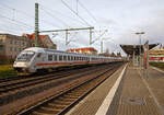 Steuerwagen voraus rauscht ein IC der DB Fernverkehr AG am 07.12.2022 Radebeul Ost in Richtung Dresden, Schublok war die 101 101-4.