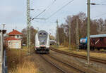 Steuerwagen voraus erreicht die DB IC2-Garnitur 4886 als IC 2203 (RE35) von Norddeich Mole, via Emden und Münster nach Köln Hbf, am 14 März 2024 den Bahnhof Norden.