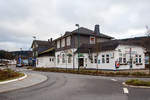 
Der Bahnhof Attendorn (Bahnhofsgebude) am 25.12.2017 von der Straenseite.  Links im Hintergrund die Burg Schnellenberg.

Der Bahnhof Attendorn ist der Personenbahnhof der Hansestadt Attendorn an der Finnentrop – Olpe – (Freudenberg), KBS 442. In direkter Nhe liegt der Busbahnhof. 

Heute hat der Bahnhof nur noch zwei Bahnsteiggleise. Die Hhe der beiden Bahnsteige betrgt 55 Zentimeter, die Bahnsteiglngen betragen 140 Meter. Der Bahnhof Attendorn dient der Regionalbahnlinie 92 „Biggesee-Express“  (Finnentrop – Attendorn – Sondern – Olpe), die stndlich zur Symmetrieminute 30 in beide Richtungen bedient wird. In der Regel fahren Zge in Richtung Olpe von Gleis 1, Zge in Richtung Finnentrop von Gleis 2 ab. 

Eine Kreuzungsmglichkeit, auf der Strecke Finnentrop – Olpe, besteht heute nur noch in Attendorn, wo zwei befahrbare Gleise vorhanden sind. Die gesamte Strecke inklusive des Bahnhofes Attendorn wird aus dem Stellwerk Finnentrop ferngesteuert.

Leider ist mittlerweile das alte Bahnhofsgebude etwas heruntergekommen und eigentlich einer Hansestadt (Seit 2012 darf Attendorn den offiziellen Zusatz Hansestadt fhren) nicht wrdig. 

Die Bahnstrecke Finnentrop–Freudenberg war  44 km lang und besteht aus zwei Teilen:
Die Bahnstrecke Finnentrop–Olpe ist eine 24 Kilometer lange, eingleisige, nicht elektrifizierte Nebenbahn von Finnentrop ber Attendorn und Olpe im Tal der Bigge. 
Die ehemalige Bahnstrecke Olpe–Freudenberg, ihre 20 Kilometer lange sdliche Verlngerung, wurde stillgelegt und ist heute abgebaut. Der Personenverkehr von Olpe nach Freudenberg wurde am 29. Mai 1983 eingestellt. Gleichzeitig wurde auch der Gterverkehr zwischen Freudenberg und Rothemhle eingestellt, whrend der Gterverkehr Rothemhle–Olpe noch bis zum 22. Mai 1993 aufrechterhalten wurde. Der Abschnitt Freudenberg–Rothemhle wurde bereits 1987, der Streckenteil Rothemhle–Olpe im Jahre 2000 stillgelegt und 2005 abgebaut.