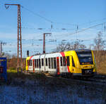 Der VT 505 (95 80 1648 105-2 D-HEB / 95 80 1648 605-1 D-HEB) der HLB (Hessische Landesbahn GmbH), ein Alstom Coradia LINT 41 der neuen Generation, erreicht am 11.01.2022, als RB 95  Sieg-Dill-Bahn 