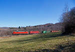 Die 152 063-4 (91 80 6152 063-4 D-DB) der DB Cargo Deutschland AG fährt am 10.03.2022 mit einem Containerzug bei Rudersdorf (Kr.