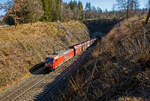 Die von der DB Cargo an die RBH (als RBH 227) vermietete 145 066-7 (91 80 6145 066-7 D-DB) hat am 07.03.2022, den 2.652 m langen Rudersdorfer Tunnel verlassen und fährt mit einem leeren Kohlezug