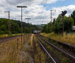 Die an die RTB Cargo (RATH Gruppe/Rurtalbahn) vermietete Railpool 186 297-8 (91 80 6186 297-8 D-Rpool), fährt am 11 Juli 2025 mit einer weiteren kalten 185 oder 186er und mit einem langen geschlossen Doppelstock- Autotransportzug der ARS Altmann AG (mit Wagen der Gattung Hccrrs), durch Rudersdorf (Kreis Siegen) in Richtung Siegen bzw. Köln.
