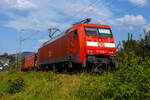 Die 152 058-4 (91 80 6152 058-4 D-DB) der DB Cargo Deutschland AG fährt am 19 September 2024, mit einem Röhrenzug durch Kirchen (Sieg) in Richtung Köln. Der Zug bestand aus Drehgestellflachwagen mit Niederbindeeinrichtungen der Gattungen Snps 719.1 / Sns 727, beladen mit HFI-längsnahtgeschweißte Stahlrohre Ø 323.9 (DN/NW 300 mm bzw. 12 ¾ Inch) in Herstellungslänge vom 12 m, des Herstellers der Salzgitter Mannesmann Line Pipe GmbH in Siegen (ex RW Fuchs). 

Die Siemens ES64F wurde 1998 noch von Krauss-Maffei in München-Allach unter der Fabriknummer 20185 gebaut, der elektrische Teil wurde von DUEWAG unter der Fabriknummer 91944 geliefert.