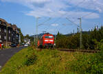 Die 152 058-4 (91 80 6152 058-4 D-DB) der DB Cargo Deutschland AG fährt am 19 September 2024, mit einem Röhrenzug durch Kirchen (Sieg) in Richtung Köln. Der Zug bestand aus Drehgestellflachwagen mit Niederbindeeinrichtungen der Gattungen Snps 719.1 / Sns 727, beladen mit HFI-längsnahtgeschweißte Stahlrohre Ø 323.9 (DN/NW 300 mm bzw. 12 ¾ Inch) in Herstellungslänge vom 12 m, des Herstellers der Salzgitter Mannesmann Line Pipe GmbH in Siegen (ex RW Fuchs). 

Die Siemens ES64F wurde 1998 noch von Krauss-Maffei in München-Allach unter der Fabriknummer 20185 gebaut, der elektrische Teil wurde von DUEWAG unter der Fabriknummer 91944 geliefert.