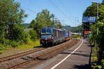 Die SIEMENS Vectron MS X4E – 664 / 193 664-0 (91 80 6193 664-0 D-DISPO) der BRCE - Beacon Rail Capital Europe (München) fährt am 25 Juni 2024 mit einem KLV-Zug durch den Bahnhof Scheuerfeld (Sieg) in Richtung Köln. Nochmals einen lieben Gruß an den freundlichen Lokführer zurück.

Die Multisystemlokomotive Siemens Vectron MS wurde 2017 von Siemens Mobilitiy in München-Allach unter der Fabriknummer 22199 gebaut. Sie wurde in der Variante A09 (Zulassungen für D / A / I) ausgeführt. Im Jahr 2022 erfolgte bei Siemens in München-Allach der Umbau in die Variante A22 (160 km/h - 6.4 MW) und hat so die Zulassung für Deutschland, Österreich, die Schweiz, Italien und die Niederlande (D / A / CH / I / NL). So besitzt die Variante MS A22 folgende Zugsicherungssysteme: ETCS BaseLine 3, sowie für Deutschland (PZB90 / LZB80 (CIR-ELKE I)), für Österreich (ETCS Level 1 mit Euroloop, ETCS Level 2, PZB90 / LZB80), für die Schweiz (ETCS Level 2, ZUB262ct, INTEGRA), für Italien (SCMT) und die Niederlande (ETCS Level 1, ETCS Level 2, ATB-EGvv)

Die Lok wurde an die MRCE - Mitsui Rail Capital Europe GmbH in München ausgeliefert, seit September 2023 hat die Beacon Rail Metro Finance B.V. die Mitsui Rail Capital Europe B.V. (Amsterdam) und somit auch die Mitsui Rail Capital Europe GmbH im München übernommen, so firmiert sie nun als Beacon Rail Capital Europe GmbH, München (BRCE / DISPO).