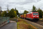 Die 185 115-3 (91 80 6185 115-3 D-DB) der DB Cargo Deutschland AG fährt am 26 September 2024 mit einem Röhrenzug auf der Siegstrecke durch Siegen-Eiserfeld in Richtung Köln. Der Zug bestand aus Drehgestellflachwagen mit Niederbindeeinrichtungen der Gattungen Snps 719 / Sns 727, beladen mit gelb beschichteten Gasrohren bzw. HFI-längsnahtgeschweißte Stahlrohre Ø 323.9 x 12,7 (DN/NW 300 mm bzw. 12 ¾ Inch) mit gelber MAPEC® Polyethylen (HDPE)-Umhüllung), der Salzgitter Mannesmann Line Pipe GmbH in Siegen (ex RW Fuchs), in Herstellungslänge von 12 m. 

Nochmals einen lieben Gruß an den netten grüßenden Lokführer zurück.

Die TRAXX F140 AC1 wurde 2003 von der Bombardier Transportation GmbH in Kassel unter der Fabriknummer 33554 gebaut. Man kann es auch an den vier Stromabnehmern erkennen, die Lok hat die Zulassung für Deutschland und die Schweiz (D/CH).
