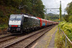 Die schwarze 189 091-2 (91 80 6189 091-2 D-DB, Class 189- VJ) der DB Cargo AG, MRCE Dispolok ES 64 F4-991, fährt am 11 September 2024, mit einem Coilzug (sechsachsigen Drehgestellflachwagen mit verschiebbarem Planenverdeck und Lademulden für Coils, der Gattung Sahimms-tu 900.2), durch den Bahnhof Scheuerfeld (Sieg) in Richtung Betzdorf bzw. Siegen.

Die SIEMENS EuroSprinter ES 64 F4 wurde 2005 von Siemens in München-Allach unter der Fabriknummer 21077 gebaut und in der Variante B, an die damalige Railion Deutschland AG ausgeliefert und war nur für Deutschland zugelassen. Im Jahr 2006 wurde sie an die MRCE Dispolok verkauft, wo sie die Bezeichnung ES 64 F4-991 (91 80 6189 091-2 D-DISPO) trug. 2008 wurde sie dann in die Variante J umgebaut und hat so nun die Zulassungen für Deutschland und die Niederlande. Unteranderem war sie an die ERSR, LTE, RRF und die SBB Cargo International AG vermietet. Im November  2021 wurde sie dann an die DB Cargo AG verkauft.

Die BR 189 (Siemens ES64F4) hat eine Vier-Stromsystem-Ausstattung, diese hier hat die Variante J (Class 189-VJ) und besitzt so die Zugbeeinflussungssysteme LZB/PZB, ETCS und ATB für den Einsatz in Deutschland und den Niederlanden.
Die Stromabnehmerbestückung ist folgende:
Pos. 1: D, NL (AC)
Pos. 2: NL (DC)
Pos. 3: NL (DC)
Pos. 4: D, NL (AC)