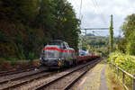 Die dieselhydraulische Vossloh G 12 – 4120 001-7 „Karl August“ (92 80 4120 001-7 D-KAF) der KAF Falkenhahn Bau AG (Kreuztal) fährt am 11 September 2024 mit Zug, bestehend aus