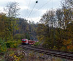 Die Siemens Vectron MS 193 398-5 (91 80 6193 398-5 D-DB) der DB Cargo AG fährt am 31 Oktober 2024 mit einem leeren Autotransportzug (Wagen der Gattung Laaers 560.1) der DB Cargo Logistics GmbH (ex DB Schenker ATG), durch Kirchen (Sieg) in Siegen.