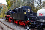 Die Personenzuglokomotive 23 1097 alias 35 1097-1 (90 80 0035 097-9 D-IGTL) der Interessengemeinschaft Traditionslok 58 3047 e. V. (Glauchau), ex DR 35 1097-1 (1970-1981), ex DR 23 1097, fährt am 02 November 2024 mit einem Dampfpendelzug der Eisenbahnfreunde Treysa e.V. zwischen Dillenburg und Betzdorf via Siegen, durch den Bahnhof Kirchen/Sieg. Hätte ich vorher gewusst dass es eine Pendelfahrt ist, so wäre ich noch bis zur Rückfahrt geblieben, aber dennoch glücklich endlich mal wieder eine große Dampflok vor der Linse.