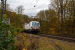 Die an die TX Logistik AG vermietete Siemens Vectron MS 193 961 (91 80 6193 961-0 D-ELOC), der ELL - European Locomotive Leasing (Wien), fährt am 02 November 2024 mit einem KLV-Zug durch