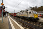 Die E 186 166-5 (91 80 6186 166-5 D-ECR) der ECR - Euro Cargo Rail SAS (Paris) fhrt am 22 April 2017 mit einem leeren Autotransportzug durch den Bahnhof Au/Sieg in Richtung Siegen.