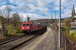 Die 185 209-4 (91 80 6185 209-4 D-DB) der DB Cargo AG fährt am 28.03.2024, mit einem SUV´s beladenen Autotransportzug der DB Cargo Logistics GmbH, ex ATG, durch den Bahnhof Kirchen (Sieg) in