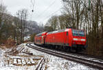 Die 146 004-7 (91 80 6146 004-7 D-DB) der DB Regio NRW schiebt am 10 Januar 2025 den RE 9 - Rhein Sieg Express (RSX) Siegen - Köln – Aachen, Steuerwagen voraus von Kirchen/Sieg in Richtung