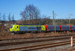 Die an die Captrain Deutschland GmbH vermietete und durch die DE - Dortmunder Eisenbahn GmbH eingesetzte SIEMENS Vectron Dual Mode 248 037-4 „Westfalen“ (90 80 2248 037-4 D-DE) der Alpha Trains Luxembourg s.à.r.l. (Luxembourg) fährt am 17 Februar 2025, mit einem Coilzug (Wagen der Gattung Shimmnis-ttu der Ermewa) durch Scheuerfeld/Sieg in Richtung Köln.

Die SIEMENS Vectron DM wurde 2022 von Siemens Mobility GmbH in München-Allach unter der Fabriknummer 23768 gebaut und an die Alpha Trains ausgeliefert. Die Lok hat die Zulassung für Deutschland und eine Höchstgeschwindigkeit von 160 km/h. Die Hybridlok (Vectron Dual Mode) kann die Antriebsenergie aus der Fahrleitung beziehen (2.400 kW Leistungen am Rad), oder mittels eines MTU 16V 4000 R84 V16-Zylinder-Dieselmotors (2.400 kW Motorleistung, 2.000 kW Leistungen am Rad) erzeugen. 

Die Dortmunder Eisenbahn GmbH (DE) ist eine private Eisenbahngesellschaft aus Dortmund. Die Dortmunder Eisenbahn GmbH ist ein gemeinsames Tochterunternehmen der Dortmunder Hafen GmbH und der Captrain Deutschland GmbH. Sie ist zu 65 Prozent im Besitz der Captrain Deutschland GmbH (deutsche Tochter der SNCF) und 35 Prozent der Anteile hält die Dortmunder Hafen AG. Die DE Infrastruktur GmbH,  mit ca. 50 Kilometern Gleislänge, gehört zu 81 Prozent der Dortmunder Hafen AG und zu 19 Prozent der Captrain Deutschland GmbH
