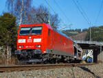 Die 185 174-0 der DB Schenker Rail zieht einen gemischten Gterzug in Richtung Kln, hier am 02 Mrz 2013 in Betzdorf/Sieg bei km 122,8.

Die TRAXX F140 AC1 wurde 2004 von Bombardier in Kassel unter der Fabriknummer 33655 gebaut.
