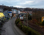 Die an die FRACHTbahn Traktion GmbH (Wien) Siemens Vectron MS – 6193 680 (91 80 6193 680-6 D-ELOC) der ELL - European Locomotive Leasing (Wien) fährt am 04 Dezember 2025 mit einem Containerzug durch Betzdorf/Sieg in Richtung Siegen.
