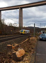 Der VT 261 (95 80 0648 161-7 D-HEB / 95 80 0648 661-6 D-HEB) ein Alstom Coradia LINT 41 der HLB (Hessische Landesbahn), hat am 28 Februar 2026, als RB 90  Westerwald-Sieg-Bahn  (Altenkirche - Au/Sieg – Siegen) den Bahnhof Eiserfeld verlassen und fährt seinem Ziel den Hauptbahnhof Siegen entgegen. 