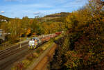 Die KSW 47 (92 80 1271 027-5 D-KSW), ex D 2 der HFM, eine Vossloh G 1000 BB der KSW (Kreisbahn Siegen-Wittgenstein), steht am 22 Oktober 2024 mit einem sehr langen Übergabegüterzug (leere Wagen) auf dem KSW-Rangierbahnhof in Herdorf (Betriebsstätte FGE -Freien Grunder Eisenbahn) zur Abfahrt zum DB Rbf, nach Kreuztal via Betzdorf und Siegen, bereit.