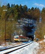 Der Dieseltriebzug 628 677-7 / 928 677-4 Daadetalbahn der Westerwaldbahn (WEBA) als RB 97 Betzdorf - Daaden hat gerade den 131 m langen Alsdorfer Tunnel velassen und fährt Richtung Daaden, hier am 13.03.2013.

Der Triebzug fährt hier links auf der Daadetalbahn (KBS 463), rechts ist die Hellertalbahn (KBS 462) – Bahnstecke Betzdorf/Sieg – Herdorf – Haiger.