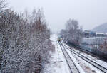 Winter im Hellertal - Der VT 204 ABpd (95 80 0640 104-5 D-HEB) ein Alstom Coradia LINT 27 der HLB (Hessische Landesbahn), als RB 96 „Hellertalbahn“ von Neunkirchen (Kr Siegen) nach Betzdorf/Sieg (Umlauf 61822), erreicht am 29 Januar 2026 nun den Bahnhof Herdorf. 