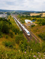   Zwei gekuppelte ICE 3 (Br 403) rauschen durch den Bahnhof Montabaur in Richtung Frankfurt am Main.