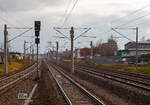 Bahnhof Radebeul Ost am 07.12.2022:
Der Blick Richtung Dresden auf die Strecken, links (rechts und links vom Bahnsteig) die Bahnstrecke Pirna–Coswig (KBS 241.1), sie ist eine zweigleisige elektrifizierte Hauptbahn für bis zu 120 km/h, die vorwiegend der S-Bahn Dresden dient. Sie verläuft auf gleichem Bahnkörper parallel zu den bestehenden Hauptbahnen Děčín–Dresden und Dresden–Leipzig. Der Abschnitt zwischen Pirna und Dresden-Neustadt ist seit 2004 in Betrieb, das Gesamtprojekt wurde im März 2016 mit der Fertigstellung der verbliebenen Strecke Dresden-Neustadt–Coswig abgeschlossen.

Rechts die Bahnstrecke Leipzig–Dresden (KBS 500), sie eine zweigleisige elektrifizierte Hauptbahn für bis zu 200 km/h. Die von Leipzig über Wurzen, Oschatz und Riesa nach Dresden führende Trasse (ca. 116 km lang) wurde bereits 1839 von der Leipzig-Dresdner Eisenbahn-Compagnie als erste deutsche Ferneisenbahn erbaut und gehört damit zu den ältesten Bahnstrecken in der Geschichte der Eisenbahn in Deutschland. Seit 1993 wird die Strecke als Verkehrsprojekt Deutsche Einheit Nr. 9 ausgebaut.
