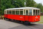 
Betrieblich der Wagen 4 der Standseilbahn der Oberweibacher Bergbahn der geschlossene Personen-Aufsatzwagen, ein ehemaliger Triebwagen-Beiwagen (ex DR EB 188 513, ex Schleizer Kleinbahn AG), abgestellt am 24.08.2013 beim Bergbahnhof Lichtenhain. 

Seit 1972 ist dieser Wagen auf der Oberweibacher Bergbahn im Einsatz. Es ist der Beiwagen 3 der Elektro-Triebwagen der Kleinbahn Schleiz - Saalburg. Er wurde vor dem Einsatz an der Bergbahn umgebaut und mit einem Schiebetritt versehen, damit in der Bergstation der Treppenbahnsteig erreichbar wurde. Da war ca. 1 m zu berbrcken. Mit der Rekonstruktion 2002 wurde versucht, ihn wieder weitgehend dem Originalzustand anzugleichen. Auf einer Seite wurde jedoch der Anbau einer Notaustiegsleiter erforderlich, um die Sicherheitsanforderungen beim Bergbahnbetrieb zu erfllen.

Bei schlechtem Wetter wird dieser geschlossene Wagen auf die Gterbhne (Betrieblich Wagen 2) aufgesetzten.

Technische Daten:
Spurweite: 1.435 mm
Anzahl der Sitzpltze: 32
Anzahl der Stehpltze: 40
Personen-Gewicht: 5,40 t
Eigengewicht: 9,2 t
Lnge des Wagens: ca. 9,6 m ohne Puffer

Die einzigartige Besonderheit dieser Standseilbahn ist, dass sie fr den Transport von Eisenbahnwagen gebaut wurde. Die “Gterbhne” ist zum Transport normalspuriger Eisenbahnwagen bis 27 t Gesamtgewicht ausgelegt. Sie wurde gebaut fr den Gterverkehr, um die Hochebene um Oberweibach an das deutsche Eisenbahn-Netz anzuschlieen. Statt Gterwagen, ist heute in der Regel ein ehemaliger Triebwagen-Beiwagen oder das  Cabrio , ein offener Wagen, auf der Gterbhne aufgesetzt. Es ermglicht je nach Wetterlage nun den Wechsel der aufgesetzten Wagen zum Personentransport. 

Da das Cabrio deutlich lnger als der geschlossenen Aufsetzwagen (ein ehemaliger Triebwagen-Beiwagen) ist, ragt es weit ber die Gterbhne hinaus und man hat dadurch noch viel schnere Ausblicke, da man noch hher ber dem Gleis steht.

TECHNISCHE DATEN des Cabrio-Aufsatzwagen:
Anzahl der Sitzpltze: 38 
Anzahl der Stehpltze: 65 
Personen-Gewicht: 8,2 t 
Eigengewicht: 10,22 t
Lnge des Wagens: 11,27 m ohne Puffer
Breite des Wagens: 2,83 m ohne Treppen/Notausstiege
Seitenwandhhe: 1,00 m
