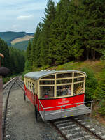 Fahrt mit der Oberweißbacher Bergbahn am 24.08.2013, der Wagen 1 - der Personenwagen der Standseilbahn befindet sich auf Talfahrt und kommt uns in der Mitte bzw. in der Abt´sche Ausweiche (zwischen Obstfelderschmiede und Lichtenhain) entgegen.

Der Personenwagen, im betrieblichen Umgang als Wagen 1 bezeichnet, ist seit der Eröffnung 1923 nur an den Stirnseiten leicht verändert worden. Das erfolgte 1959, als er größere Stirnfenster erhielt und die leicht ausgestellte Stirnpartie. Bei der Rekonstruktion  2002 wurde die Fahrradbühne angebaut. Besonderheit, sie ist nur am Fahrgestell befestigt und kann 8 Fahrräder aufnehmen.

Bergbahntechnik einer ganz besonderen Standseilbahn
Die Bergbahn besteht aus zwei Teilen:
- der Standseilbahn, von Obstfelderschmiede nach Lichtenhain und
- der  Flachstrecke  der Bergbahn, von Lichtenhain nach Cursdorf
Die Konzession zum Bau wurde für eine Eisenbahnstrecke von Obstfelderschmiede nach Cursdorf erteilt, heute als Strecke Nr. 6691, KBS 563, der Deutschen Bahn AG geführt. Die Standseilbahn ist also ein Bestandteil dieser Eisenbahnstrecke.
Die Standseilbahn hat zwei unterschiedliche Fahrzeuge, einen “Personenwagen” und eine “Güterbühne” zum Transport normalspuriger Eisenbahnwagen bis 27 t Gesamtmasse.
Sie wurde gebaut für den Güterverkehr, um die Hochebene um Oberweißbach an das deutsche Eisenbahn-Netz anzuschließen.
 
Statt Güterwagen, ist heute in der Regel ein ehemaliger Triebwagen-Beiwagen oder das  Cabrio , ein offener Wagen, auf der Güterbühne aufgesetzt.

Die  Strecke ist eingleisig und hat eine Abt´sche Ausweiche in der Mitte, wo beide Wagen aneinander vorbei fahren. Eine weitere Abt’sche Weiche in der Talstation trennt die Strecke in zwei Gleise, um den Personenwagen an den Bahnsteig und die Güterbühne an die Verladerampe zu leiten.

Die Standseilbahn hat an beiden Enden jeweils Anschluss über  eine Drehscheibe an die Bahnanlagen mit Regelspur-Gleisen.
Quelle: http://www.oberweissbacher-bergbahn.com/de/obs-info