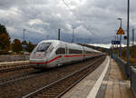 Der zwölfteilige ICE 4 – Tz 9038 (Triebzug) fährt  am 26.10.2021 durch den Bahnhof Amstetten (Württ) in Richtung Ulm.