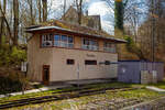 Das 1936 gebaute Fdl-Stellwerk Mnchberg (Mwf) bei km 102,6 an der Bahnstrecke Bamberg–Hof (KBS 850 / Teil der Ludwig-Sd-Nord-Bahn), hier am 21.04.2023 aus einem Zug heraus fotografiert.