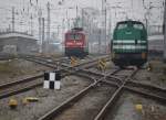 w�hrend 112 108-6( Genau Ihre Richtung )im Rostocker Hbf spazieren fuhr stand  LDS 203 127-6 rum.