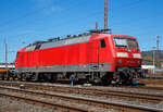 Die 120 127-6 (91 80 6120 127-6 D-BLC) der Bahnlogistik24 GmbH (Dresden) ist am 17.04.2022 in Kreuztal angestellt.