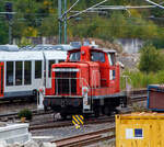 Nochmal digital gezoomt, die an die HERING Bahnbau GmbH (Burbach-Holzhausen) vermietete 364 869-8 (98 80 3364 869-8 D-BEG), eine V 60 - leichte Ausführung mit Funkfernsteuerung der BEG - Brohltal-Schmalspureisenbahn Betriebsgesellschaft mbH, ex DB 364 869-8, ex DB 360 869-2, ex DB 260 869-3 sowie ex DB V60 869, fährt am 03 Oktober 2025 auf Triebfahrzeugfahrt (solo) durch Betzdorf/Sieg in Richtung Köln.