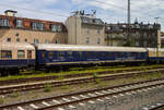 Der Gesellschaftswagen/Partywagen D-CBB 61 80 89-90 670-4 der Gattung WGmz 820 der Centralbahn GmbH (Mnchengladbach), eingereiht im Zugverband eines mit 12 Wagen sehr langen Sonder- oder Partyzug der