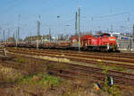   Die 294 845-3 (98 80 3294 845-3 D-DB), eine remotorisierte V 90 der DB Cargo fährt am 11.04.2016 mit einem Stahl-Brammen-Zug durch Troisdorf in Richtung Süden.